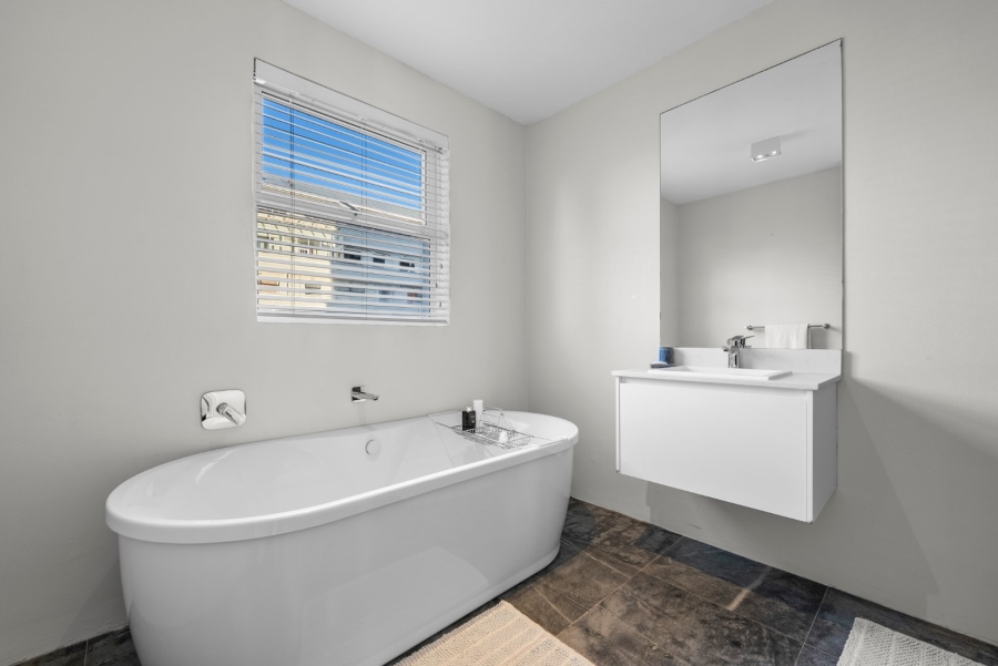 To Let 4 Bedroom Property for Rent in Sea Point Western Cape